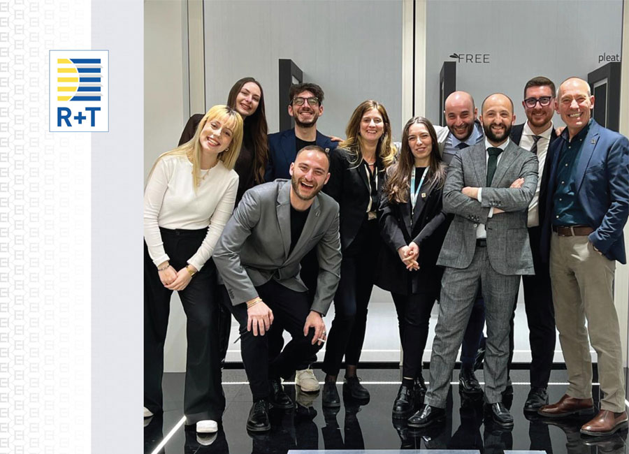 Il team Effe Trade insieme in una foto di rito con persone che sorridono in occasione della fiera R+T Stoccarda 2024